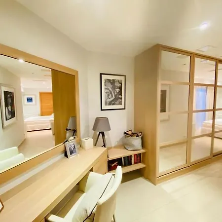 Charming 2-bedroom In With Swimming Pool Access *
